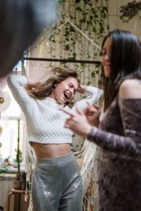 brun utan sol händer